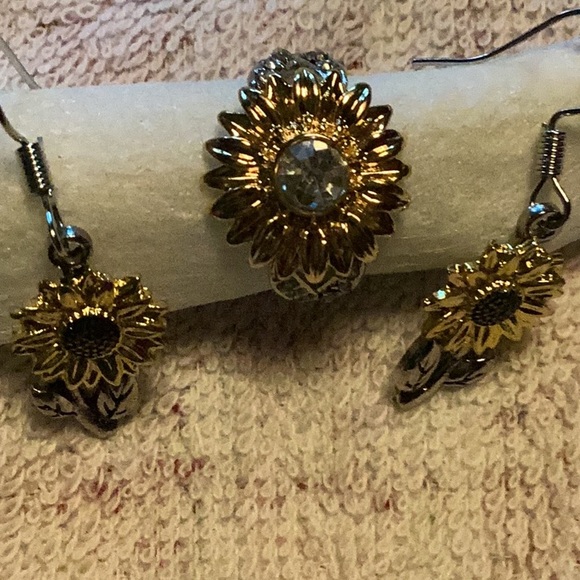Jewelry - *NEW 18K Yellow&White Gold Diamond Sunflower Ring & earrings.